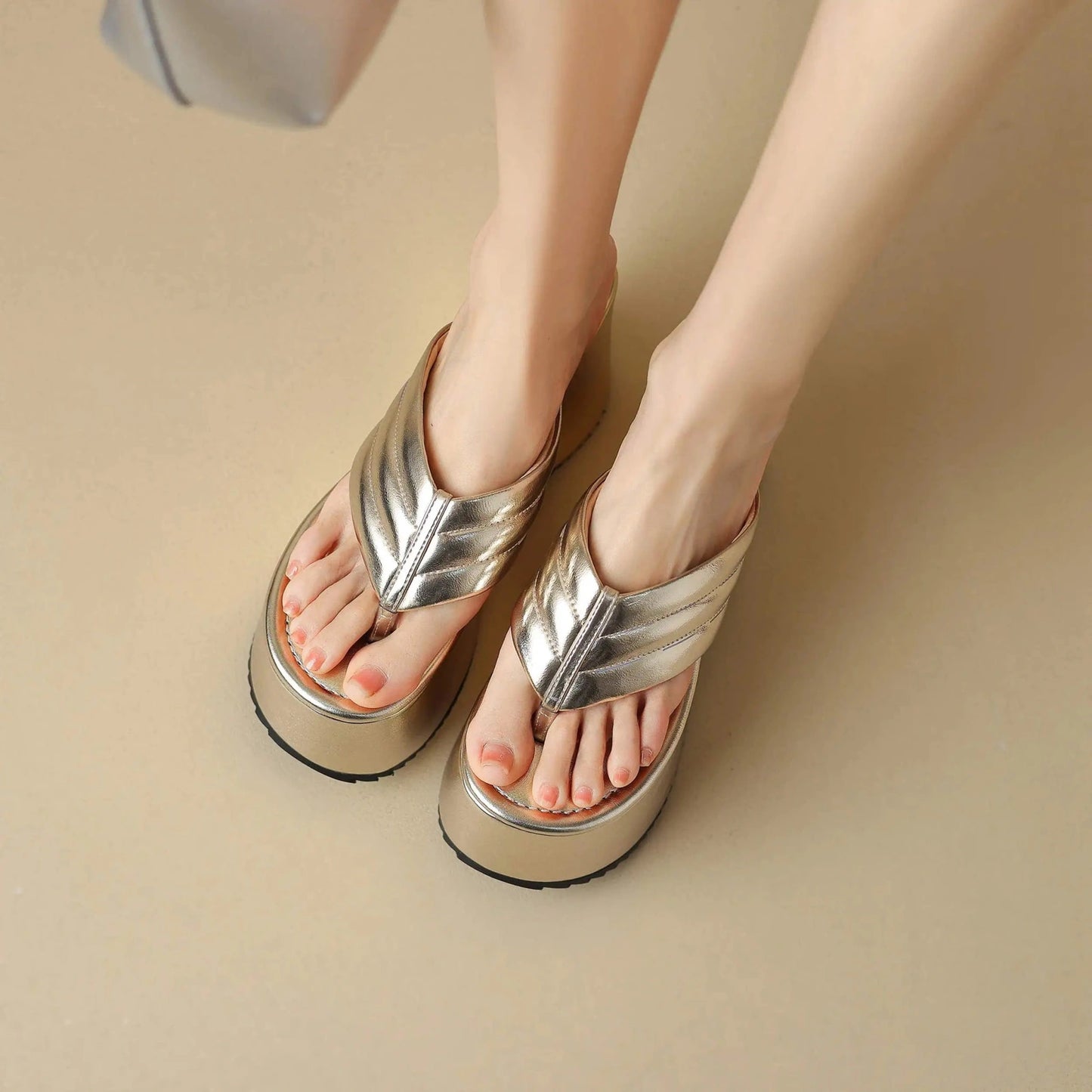 Tongs Cuir Femme à Semelle Compensée "La Exaltation"