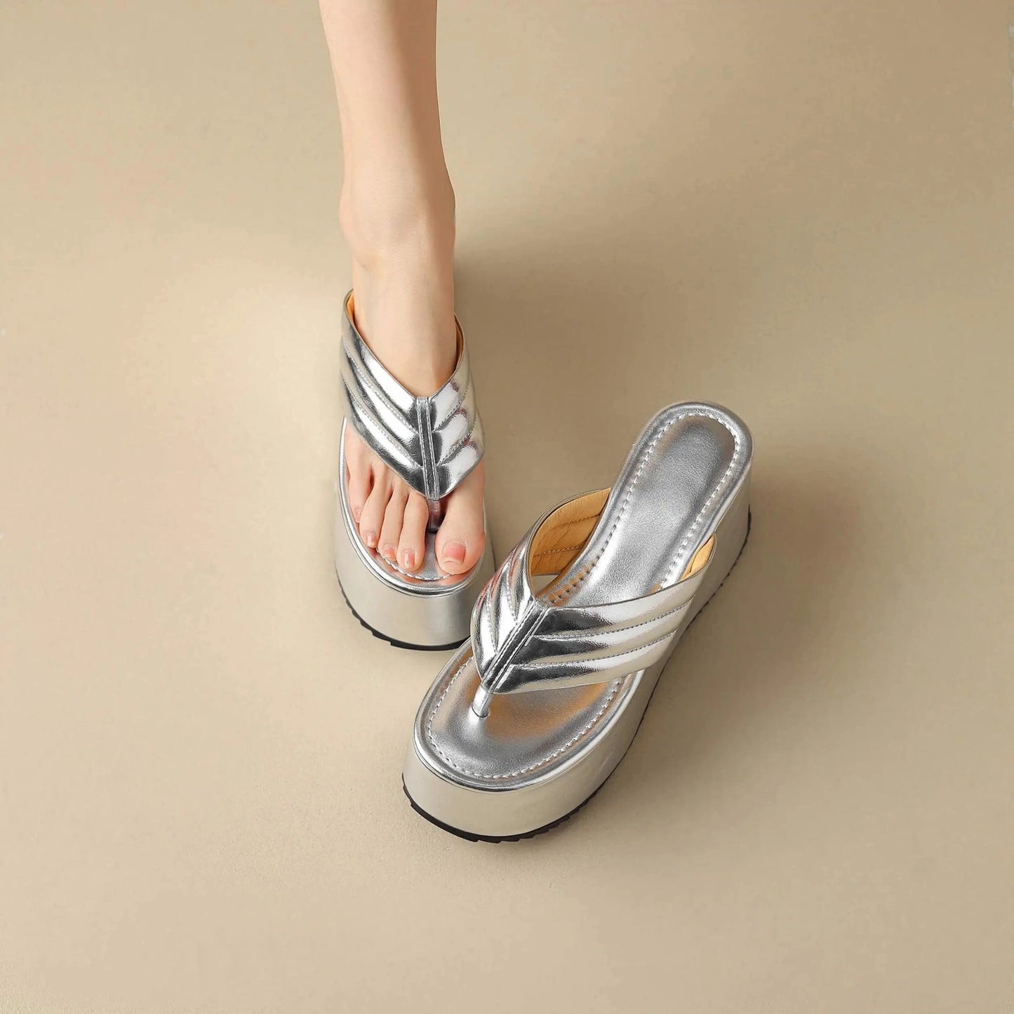 Tongs Cuir Femme à Semelle Compensée "La Exaltation"